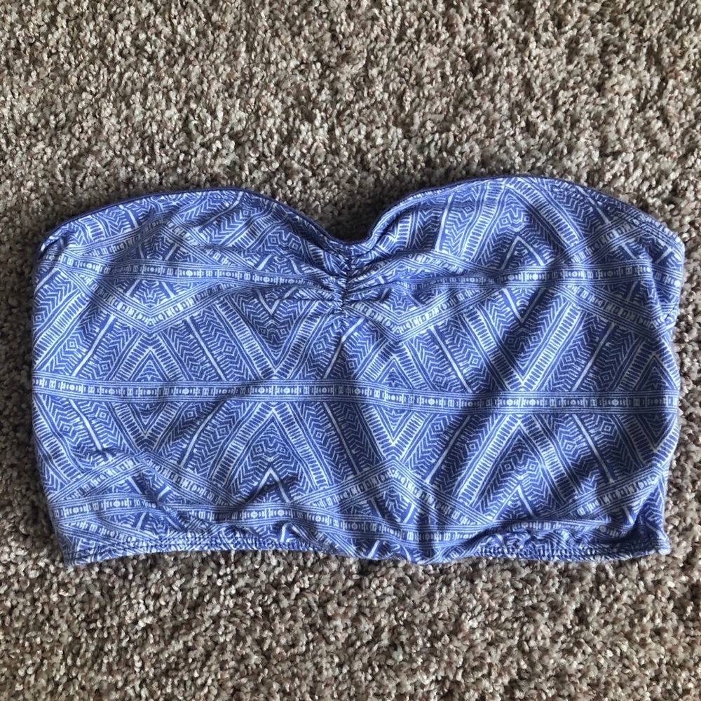 NEVER WORN. SUPER CUTE GEOMETRIC SHAPE CROP TOP